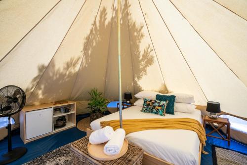 卡斯尔梅恩Castlemaine Gardens Luxury Glamping的帐篷内一间卧室,配有一张床
