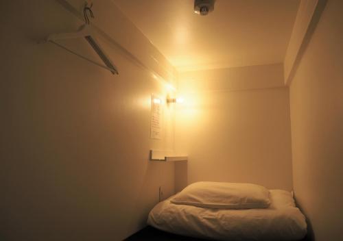 almond hostel & cafe Shibuya客房内的一张或多张床位