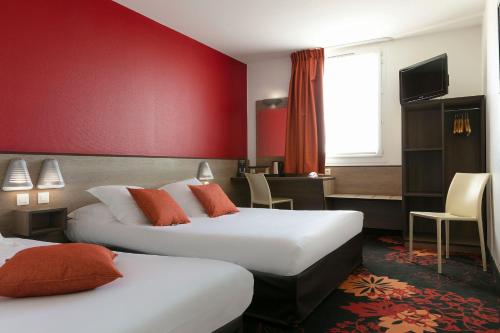 克莱蒙费朗克莱蒙埃斯坦酒店的酒店客房设有两张床和红色的墙壁。