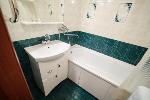 托博尔斯克Modus Apartment的浴室配有盥洗盆和浴缸。