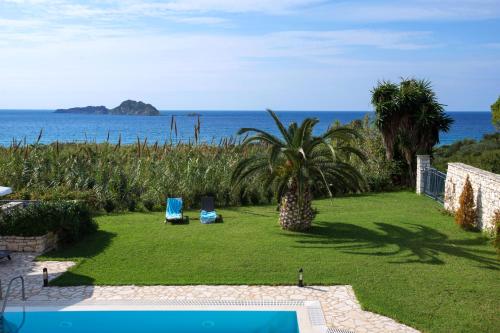 阿里拉斯Panorama Villas的海景花园