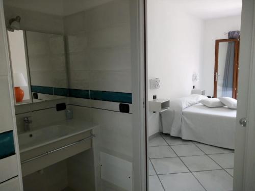 布多尼Hotel Alador的一间卧室配有床、水槽和镜子