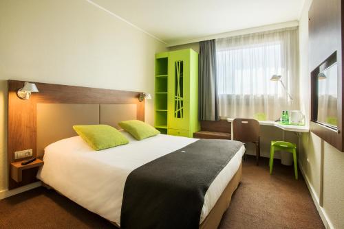 华沙瓦索维钟楼酒店/华沙的酒店客房设有一张大床和一张书桌。