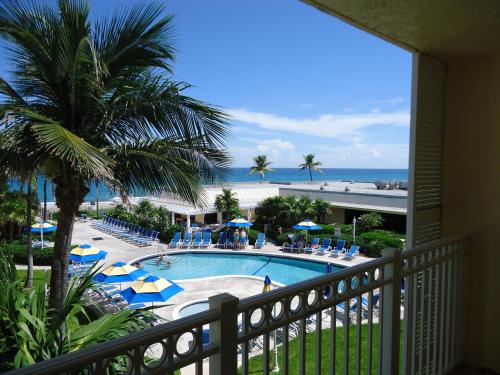 布卡拉顿海滨市奥欣赛德海滩假日酒店的从度假村的阳台可欣赏到游泳池的景色