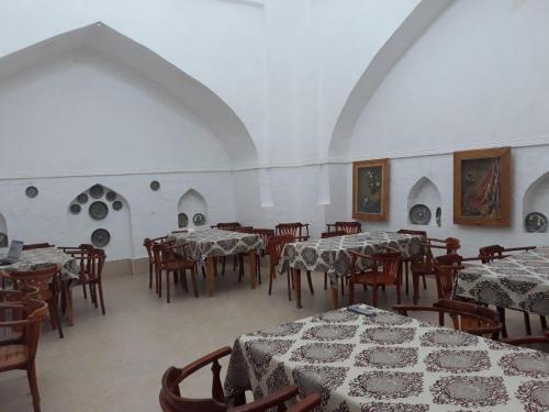 希瓦Caravan Sarai的大楼内带桌椅的用餐室