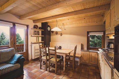 博尔米奥博尔米奥温泉小屋公寓的一间厨房,里面配有桌椅