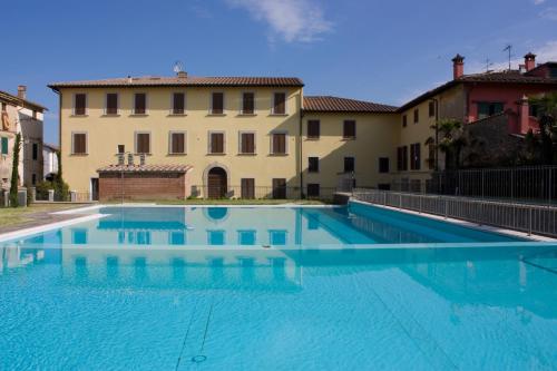 UsiglianoBorgo di Gramugnana的大楼前的大型游泳池