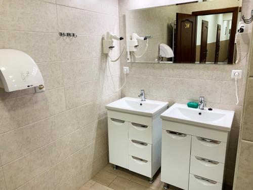 乌日霍罗德Hostel Gulliver的浴室设有2个水槽和镜子
