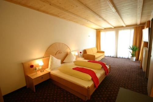圣瓦伦蒂诺阿拉穆塔玛尔酒店的配有一张床和一把椅子的酒店客房