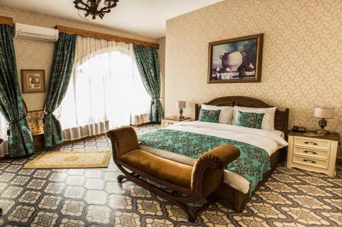 凯里尼亚kyrenia palace boutique hotel的一间卧室配有一张床和一把椅子