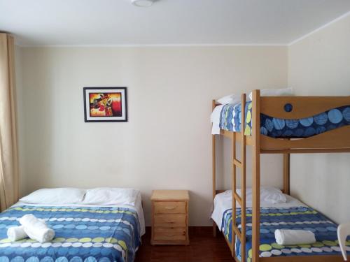 帕拉卡斯帕拉卡斯背包客旅舍的一间卧室设有两张双层床和梯子