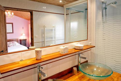诺亚芒提亚布兰克海洋酒店的一间带玻璃水槽和镜子的浴室