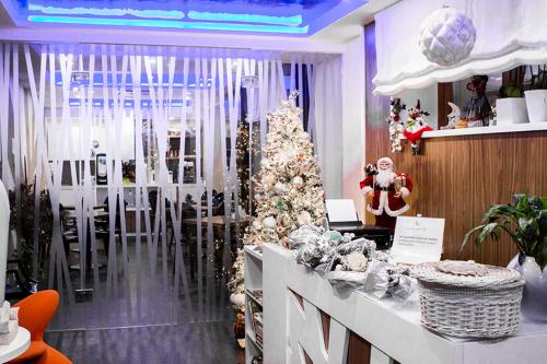 罗卡迪坎比奥鲁纳佩特住宿加早餐旅馆的一间房间里装有圣诞树的圣诞商店