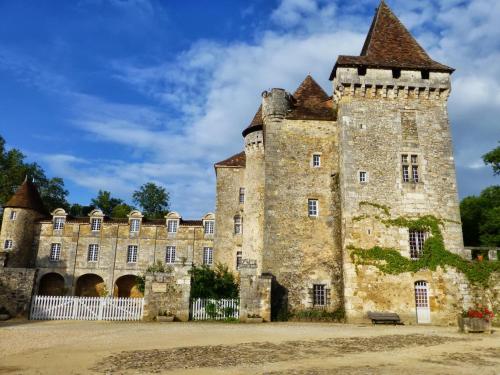 Les DognonsThe Tower的一座古老的城堡,前面有围栏