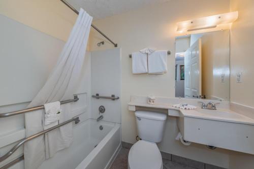 拉哥坦帕湾长住酒店的带浴缸、卫生间和盥洗盆的浴室
