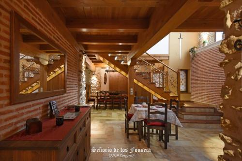 科卡Señorío de los Fonseca的一间厨房和带木梁的用餐室