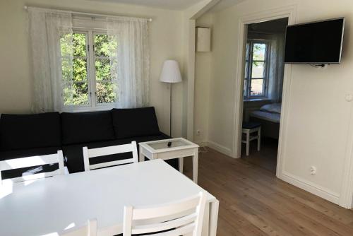 KlintehamnWarfsholm的客厅配有沙发和桌子
