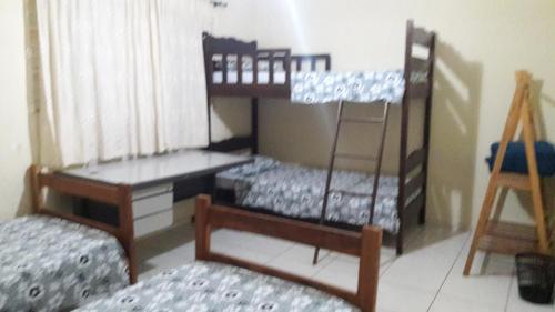 Hostel Famille Brun Trevo客房内的一张或多张双层床