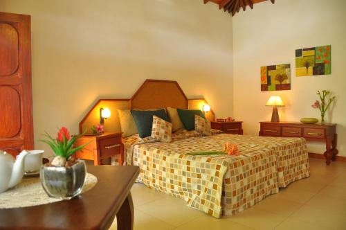 Ayubowan Swiss Lanka Bungalow Resort客房内的一张或多张床位