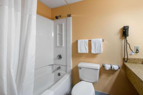卡莱尔Quality Inn Carlisle PA的浴室配有白色卫生间和淋浴。