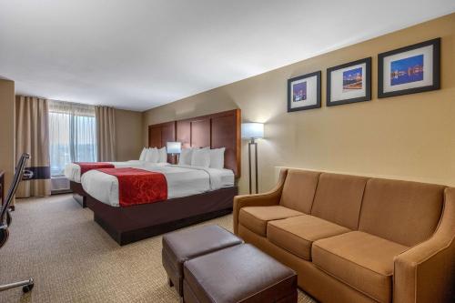 佩勒姆Comfort Suites Pelham Hoover I-65的酒店客房,配有床和沙发