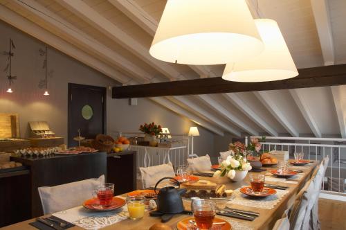 奥斯塔乡村酒店的用餐室配有长桌,提供食物