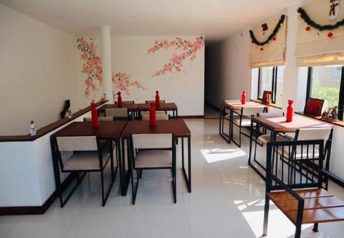 科伦坡Visakha 6的一间用餐室,配有桌椅和红色蜡烛