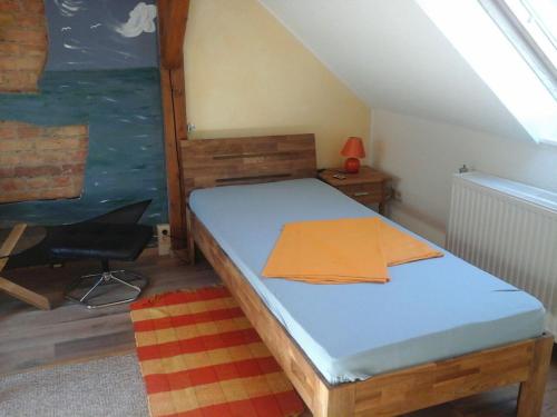 巴特多布兰珍妮特旅馆的一间小卧室,配有一张床和一把椅子
