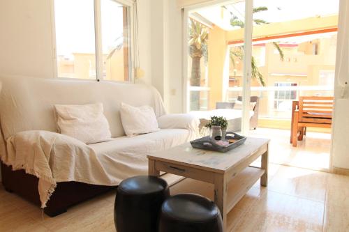 德尼亚Flamingo 21的带沙发和咖啡桌的客厅