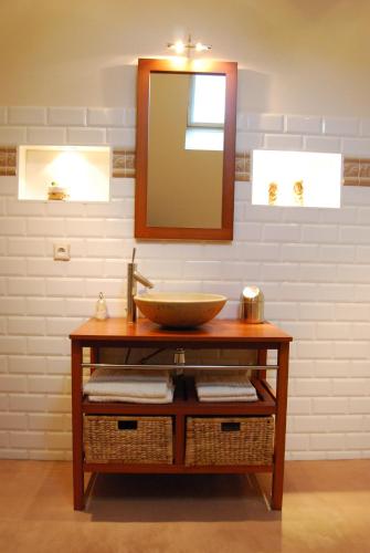 兰斯Le Clos des Roys的一间带水槽和镜子的浴室