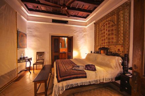 科钦Chittoor Kottaram Royal Mansion- CGH Earth的一间卧室,卧室内配有一张大床