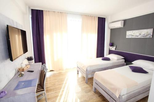 北马马亚-讷沃达里Lavender Villa的酒店客房配有两张床和一张书桌