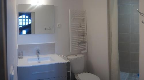 康博莱班studio Eder Enea的白色的浴室设有水槽和卫生间。
