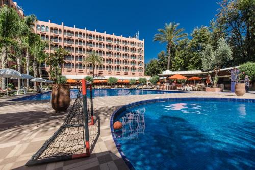 马拉喀什艾尔安达罗斯酒廊及Spa酒店的一个大型游泳池,酒店背景