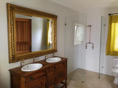 开普敦Bakovenbay Luxury Suites的浴室设有2个水槽和镜子