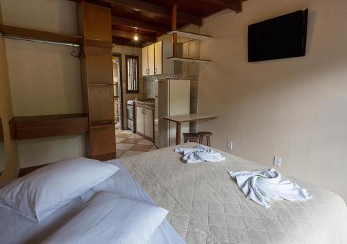 阿布拉奥隆伊尔伊利亚公寓式酒店的一间卧室配有带毛巾的床