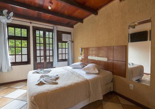 阿布拉奥隆伊尔伊利亚公寓式酒店的一间卧室配有一张带镜子的大床