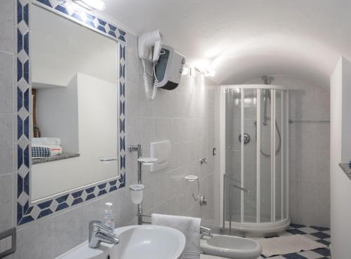 多马索Casa Domaso的浴室配有盥洗盆和带镜子的淋浴