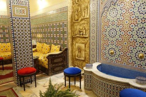 非斯达安玛迪纳阿尔佳迪玛酒店的一间带浴缸的浴室和一张位于客房内的床