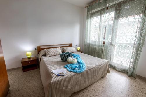 锡尔维玛丽娜Edera 2 Silvi Vacanza的一间卧室,床上有泰迪熊