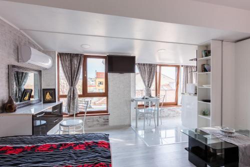 布尔加斯Apart & Rooms Fotinov的一间带床和厨房的客厅