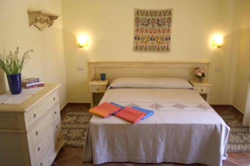 阿尔巴塔克斯橄榄之乡公寓式酒店的一间卧室配有一张床,上面有两条毛巾