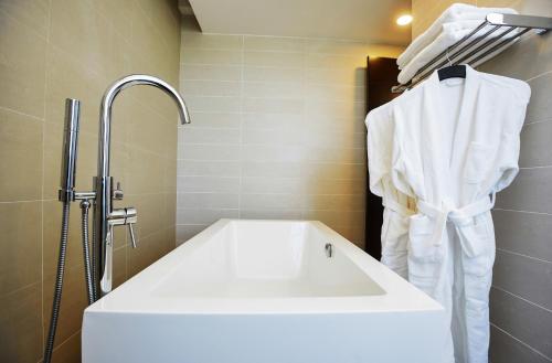 塔那那利佛San Cristobal Boutique Hotel - Ivato Airport的浴室配有白色水槽和淋浴。