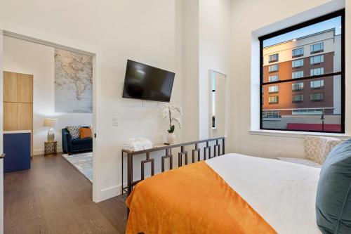 纽瓦克Luxury City Escape的一间卧室配有一张床和一台平面电视