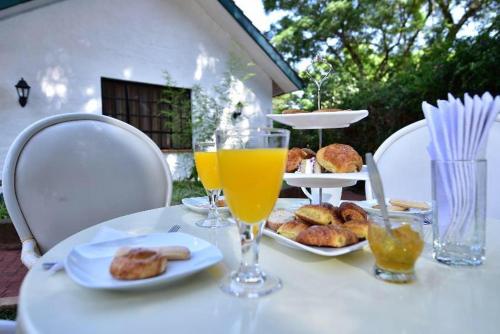 内罗毕Palm Valley的一张桌子,上面放着两杯橙汁和糕点
