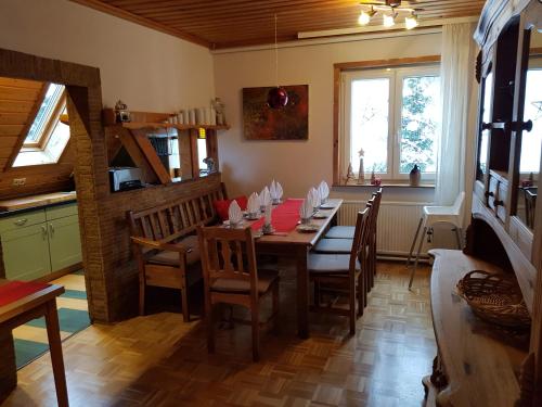 FehrenbachFerienhaus Lyhs的一间带木桌和椅子的用餐室