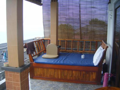 艾湄湾布布拉克科寄宿家庭酒店的阳台的门廊配有长凳