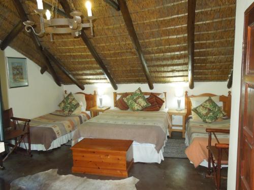 科玛蒂普特特瑞斯图旅馆的一间带两张床的卧室,位于木天花板的房间