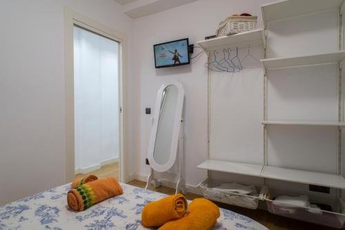 萨拉曼卡VuT LAS URSULAS的客房设有水槽和一张带橙色毛巾的床。