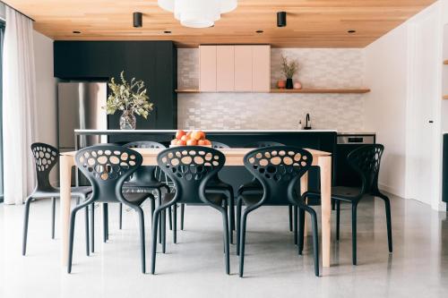 仙女港Laneway Apartments - Orientem的厨房配有黑桌子和黑椅子